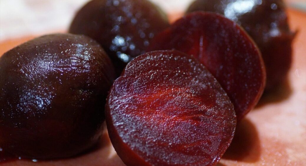 Буряк не втратить колір і стане тільки смачнішим: ось що варто додати під час варіння 