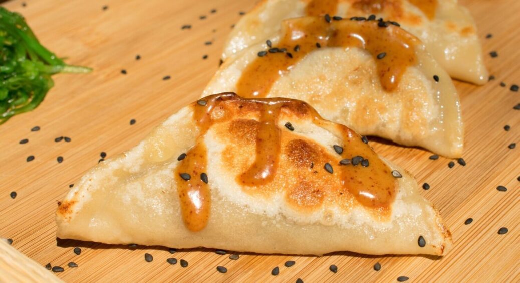 У тисячу разів смачніше за пельмені: усі гості благають мене навчити готувати цю смакоту 