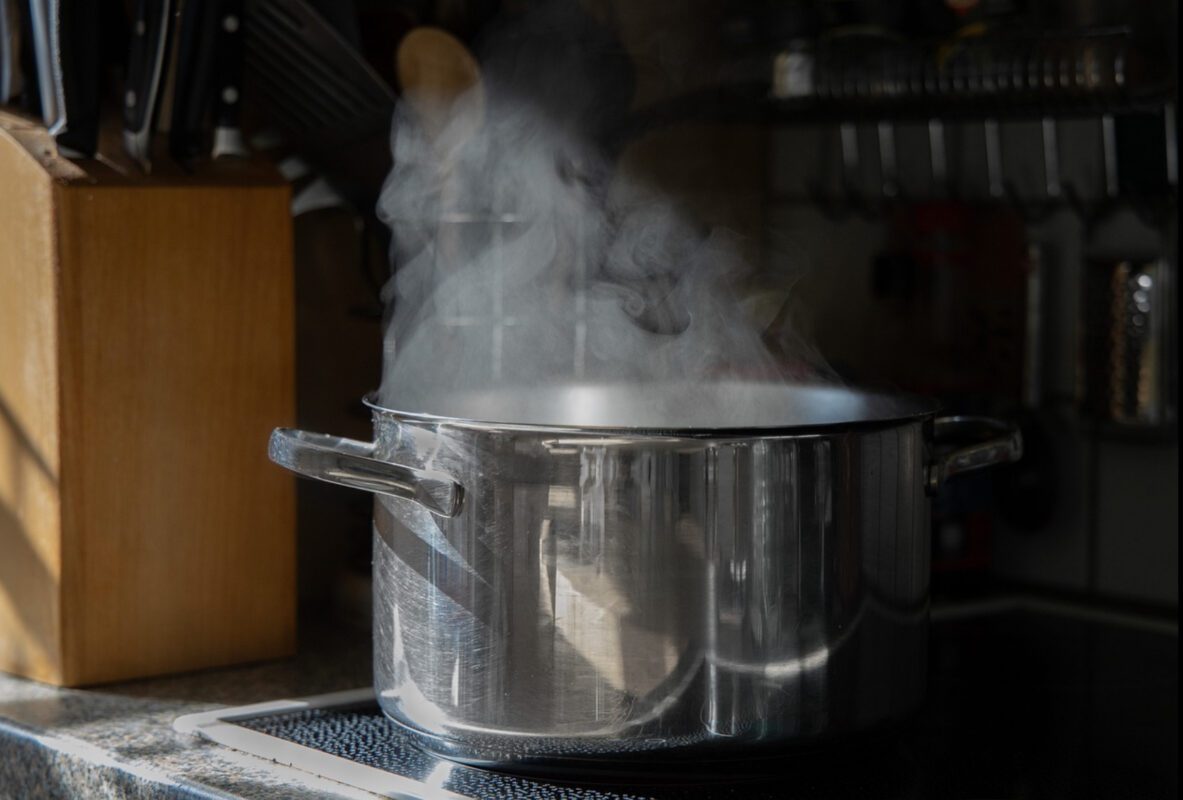 Як швидко позбавитися від нагару на каструлі 