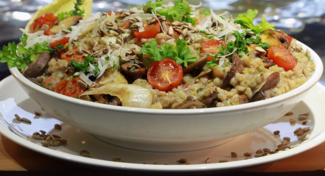 Перловка приготується ніжною як масло: як приготувати кашу, щоб буквально танула у роті 