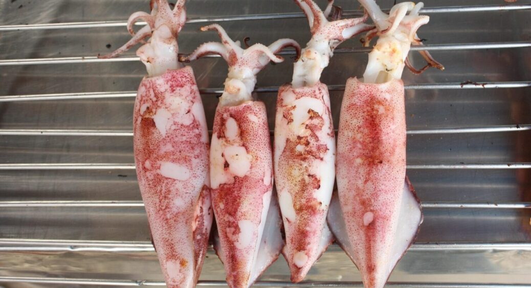 Що робити з “гумовими” кальмарами: 1 секрет від господині, який поверне морепродукту ніжність 