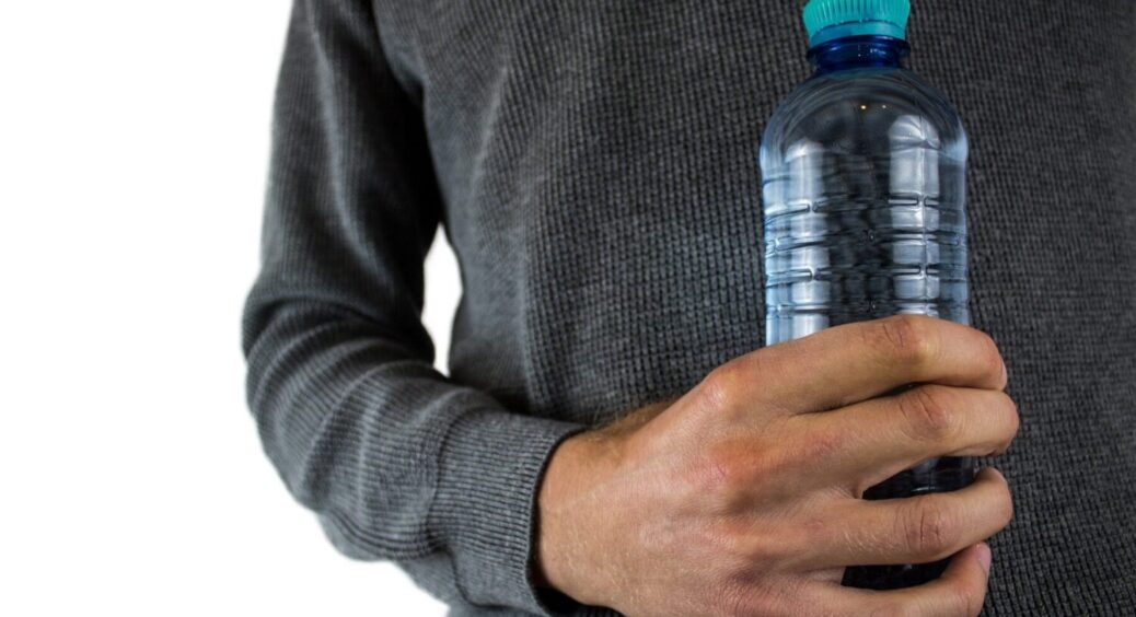 Коли пити “Лужанську” воду, а коли “Поляну квасову”: про це мало хто знає і робить не правильно 