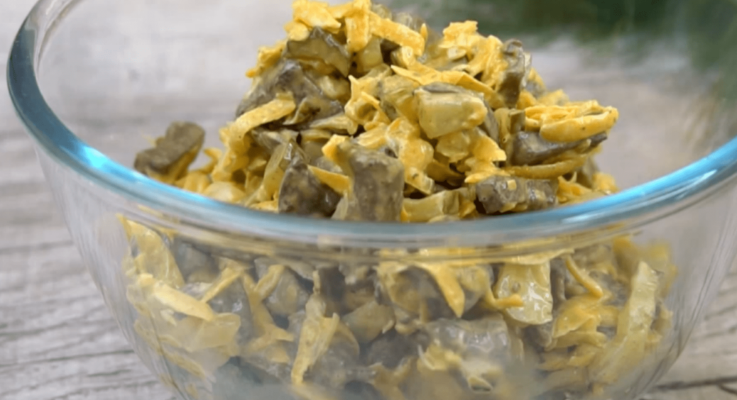 Цей салат раніше подавали в поїздах, а тепер його рецепт всі шукають: як зробити “Пасажирський” 