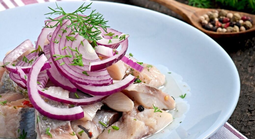 Аромат цього маринованого оселедця чоловіку сниться ночами: всього пару годин і рибка готова 