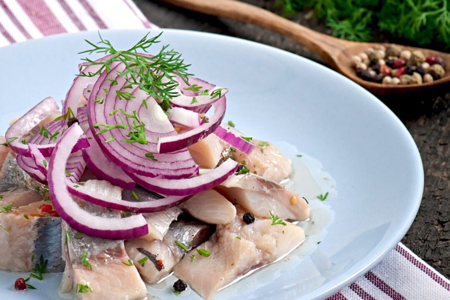 Кулінари поділились нереально смачним рецептом маринованого оселедця