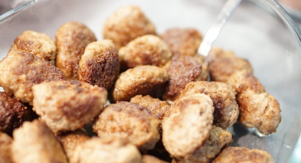 Пересолили – не біда: 4 секретних інгредієнти на вибір, які “врятують” ваші котлетки 