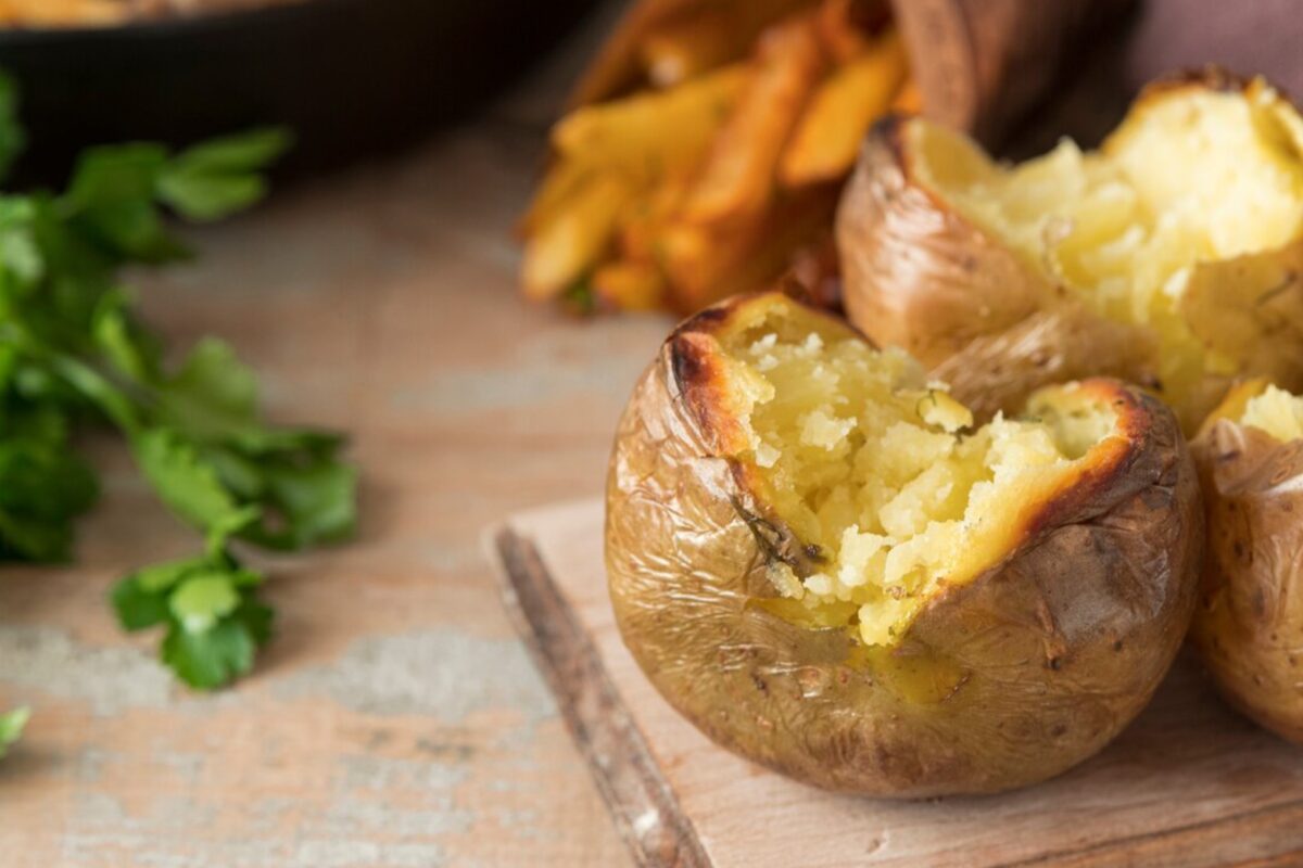 Кулінари розсекретили рецепт картоплі в кожушках