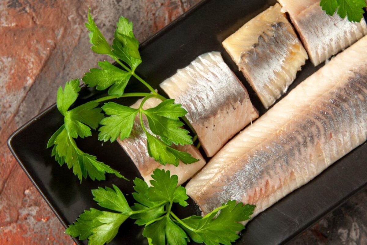 Кулінари розсекретили, в чому вимочити оселедець, щоб він був нереально смачним