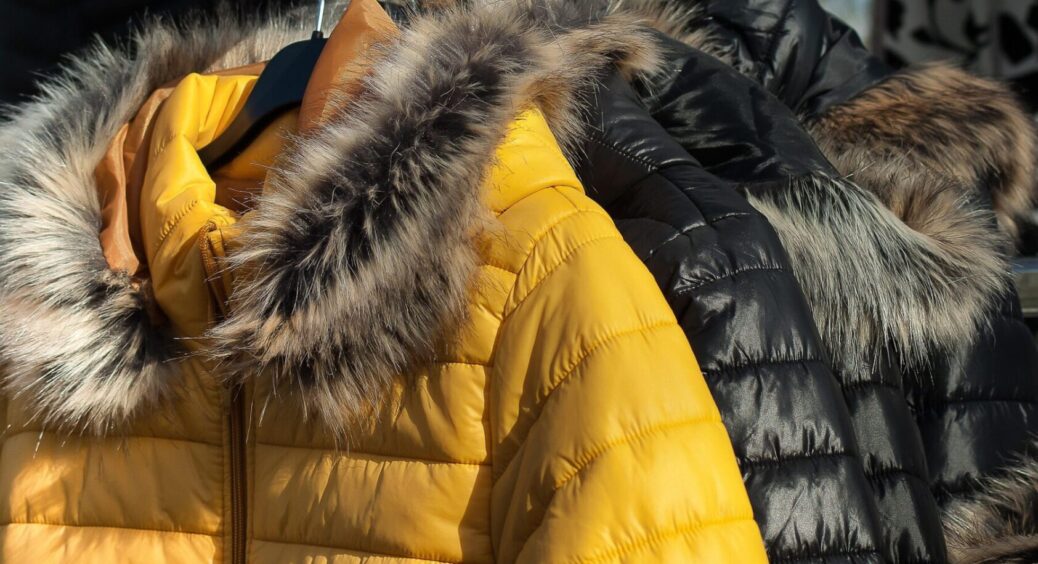 Очищаємо пуховик без прання: супер метод, який зробить комір, кишені та рукава ідеальними 