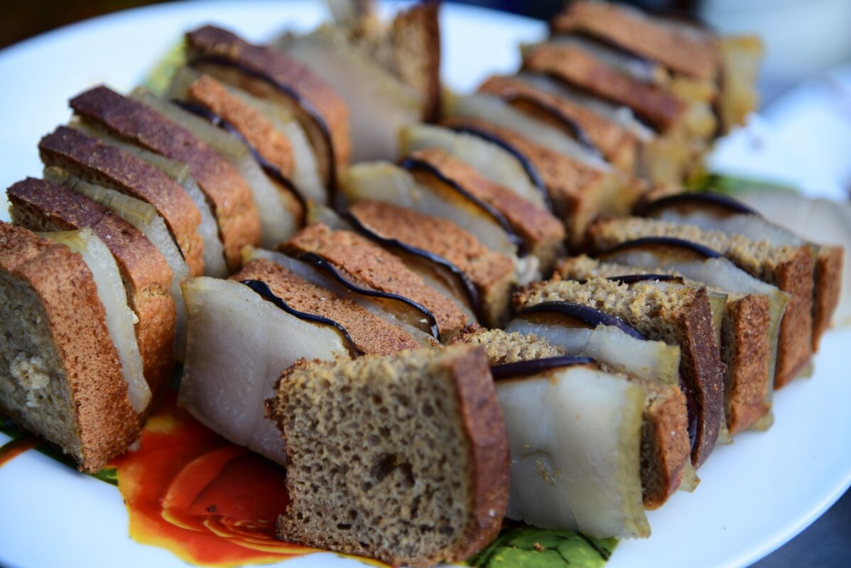 Кулінари пояснили, як правильно засолити сало з часником і цибулею