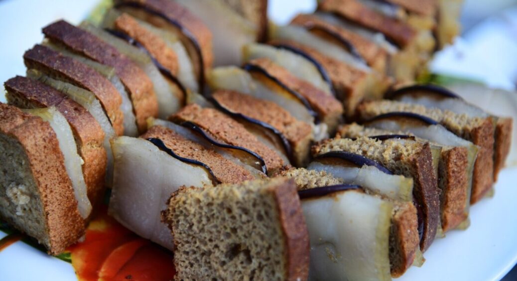 Шкірка буде м’якою, як зефір: як вибрати “правильний” шматок свіжого сала для засолювання 