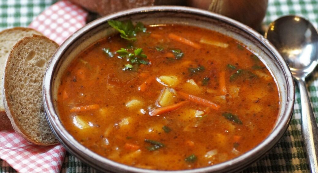 Чи обов’язково їсти суп? Експерти пояснили, на що впливає відмова від такої щоденної рідкої їжі 