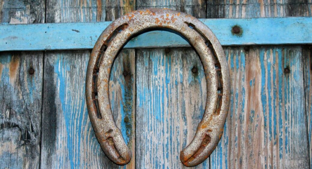 Які особисті речі ніколи й нікому не можна давати в руки: відвернете удачу та багатство 