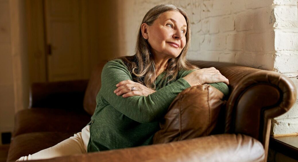 Найважливіший вітамін для жінок після 45 років – укріплює суглоби та захищає від “хандри” 