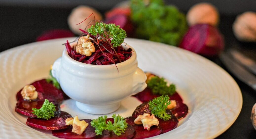 Вишукана страва з буряка, яку готують в усьому світі, крім України: це не борщ і не вінегрет 