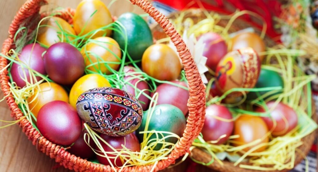 Покладіть курячі яйця в це – і за 30 хвилин отримаєте крашанки кольору дорогоцінного берилу 