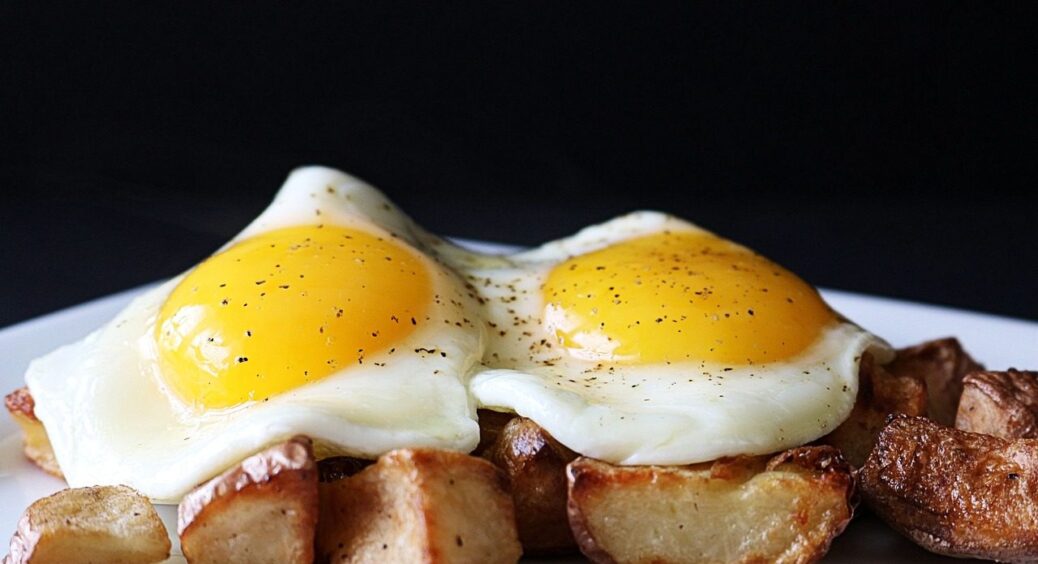 Чому не можна смажити яєчню на соняшниковій олії – запам’ятайте це правило раз і назавжди 