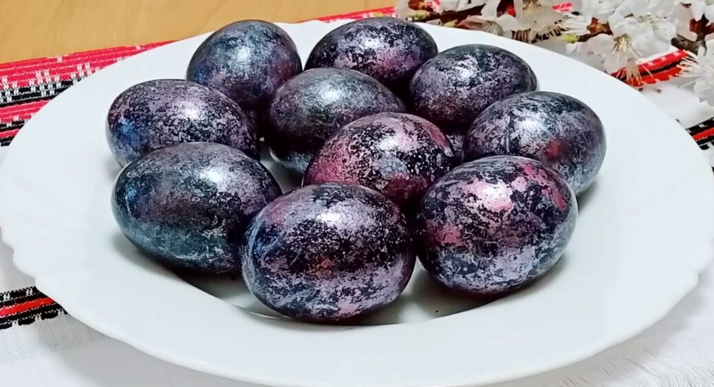 Лушпиння — неактуально: ось як перетворити крашанки у Великдень 2025 на дорогоцінне каміння 