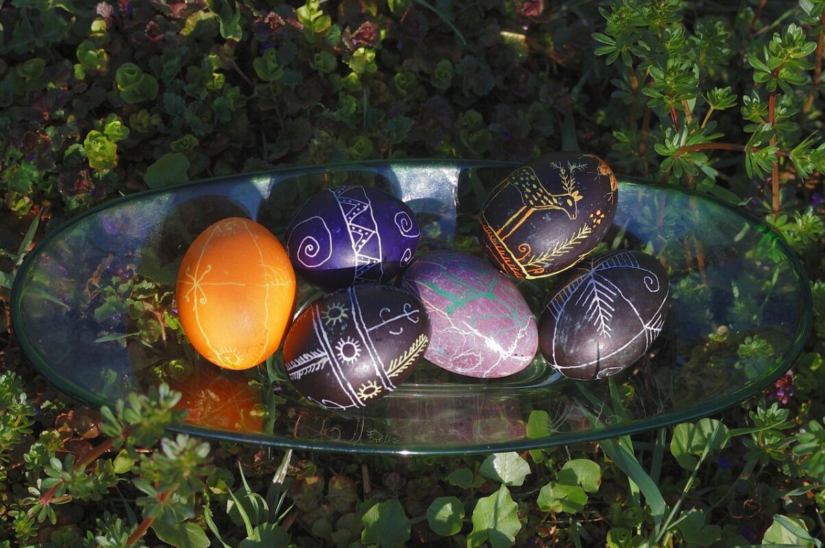 Експерти розповіли, скільки яєць слід фарбувати на Великдень та в який колір. Фото: скриншот з відео