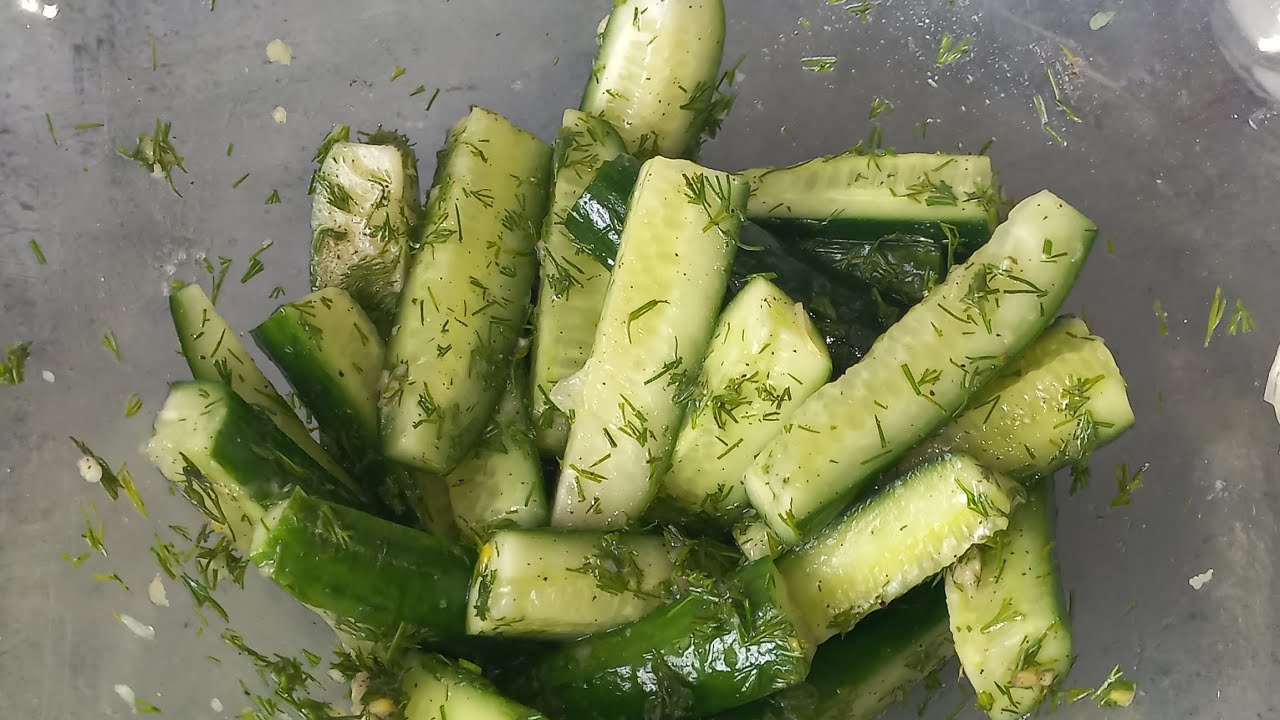 Кулінар розповів, як швидко приготувати мариновані огірки