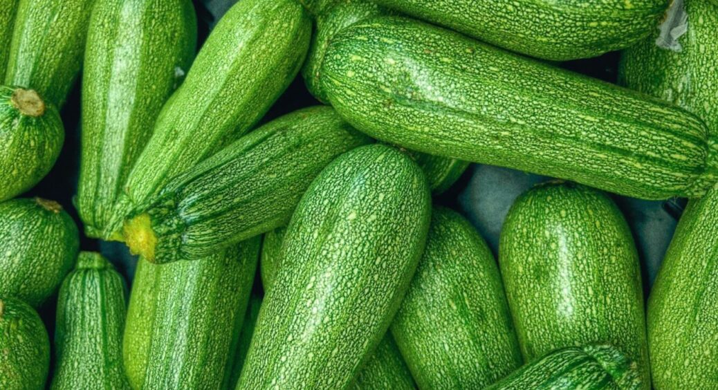 30 крапель на 10 л води: обприскую цим кабачки завжди і пустоцвітів немає ніколи 