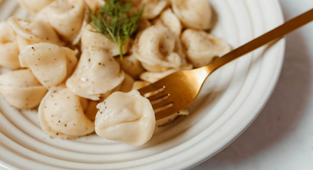 Більшість господинь роблять це неправильно: 4 поради шеф-кухарів для варіння пельменів 
