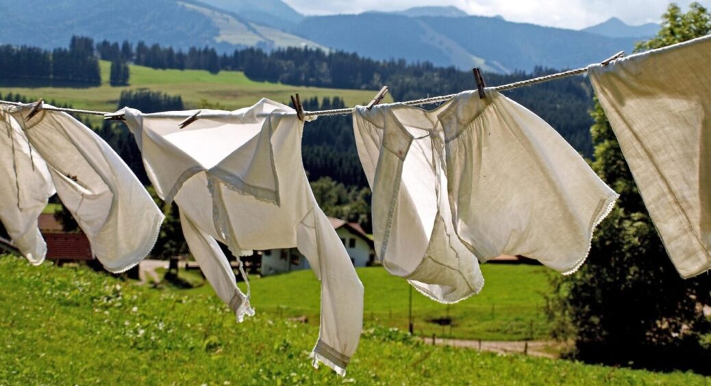 Як очистити важкі застарілі плями з одягу: засіб, що виведе жир, жовтизну та сліди від напоїв 