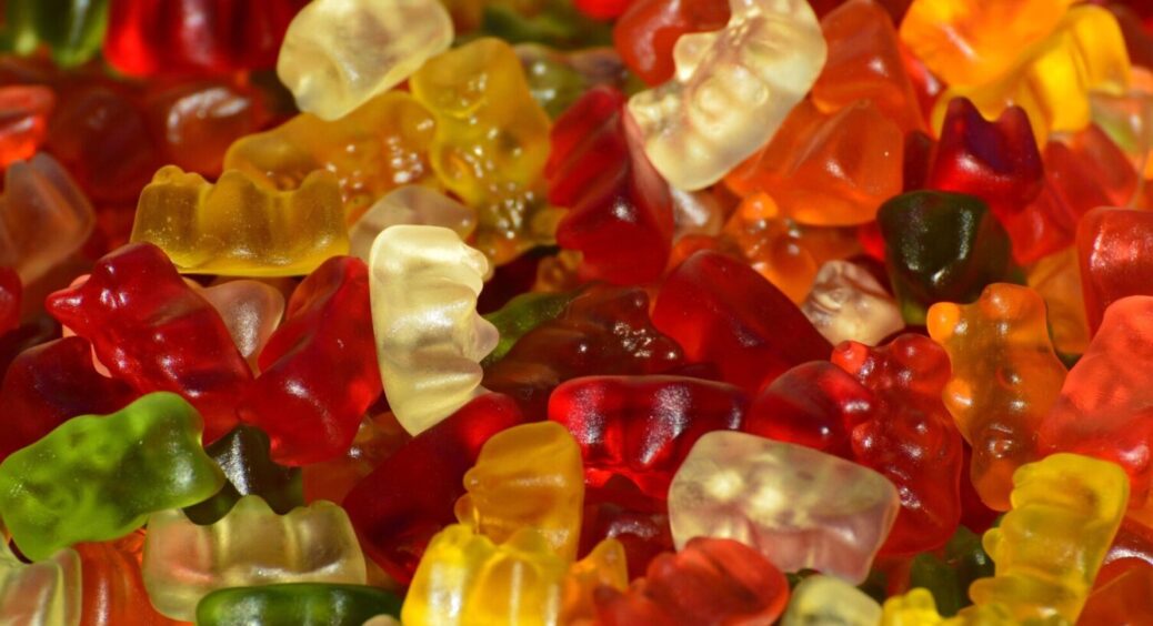 Як приготувати дитині желейки-ведмедики: 3 інгредієнти й натуральний десерт на столі 