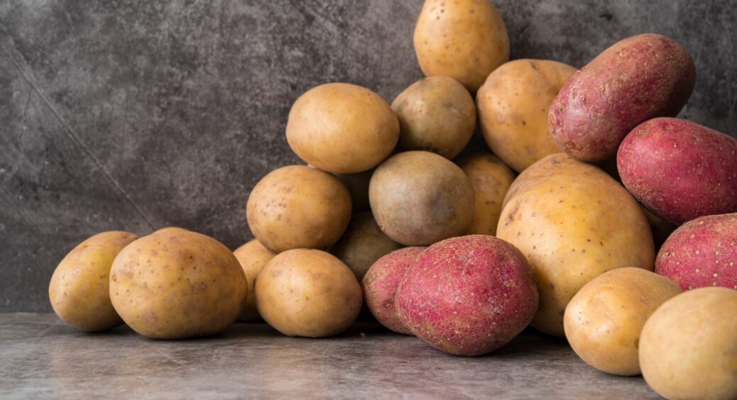 Коли садити картоплю після Великодня 2025: самі сприятливі дати в квітні для щедрого врожаю 