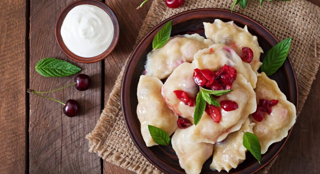 Додайте це в окріп, і вареники не подумають розповзатися – 1 кулінарна хитрість 