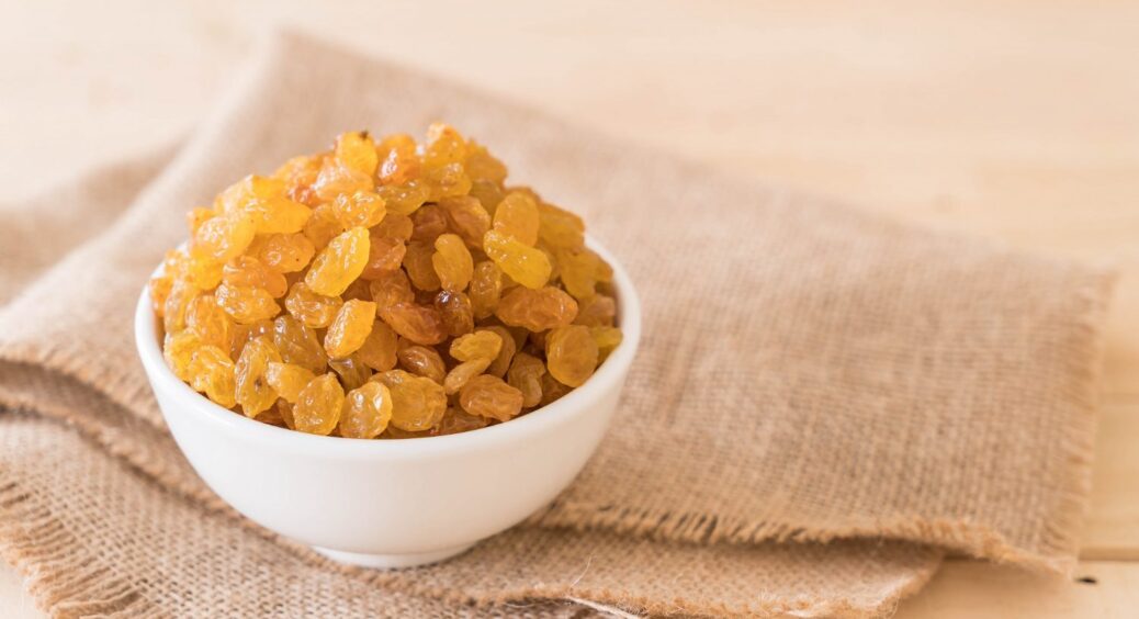 Лише 1 столова ложка і масляний наліт з родзинок зійде на очах: чудодійний засіб з кухні 