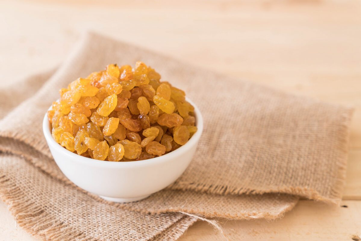 Господиня розповіла, як змити масляний наліт з родзинок