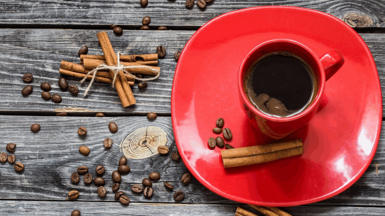 Дієтологи пояснили, що трапиться, якщо пити каву з корицею