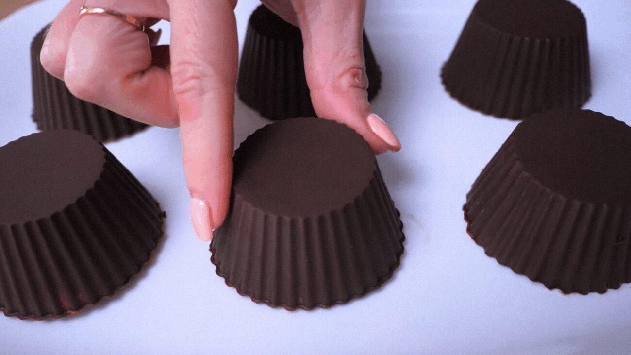 Кондитери пояснили, як зробити глазуровані сирки зі звичайного сиру й шоколаду