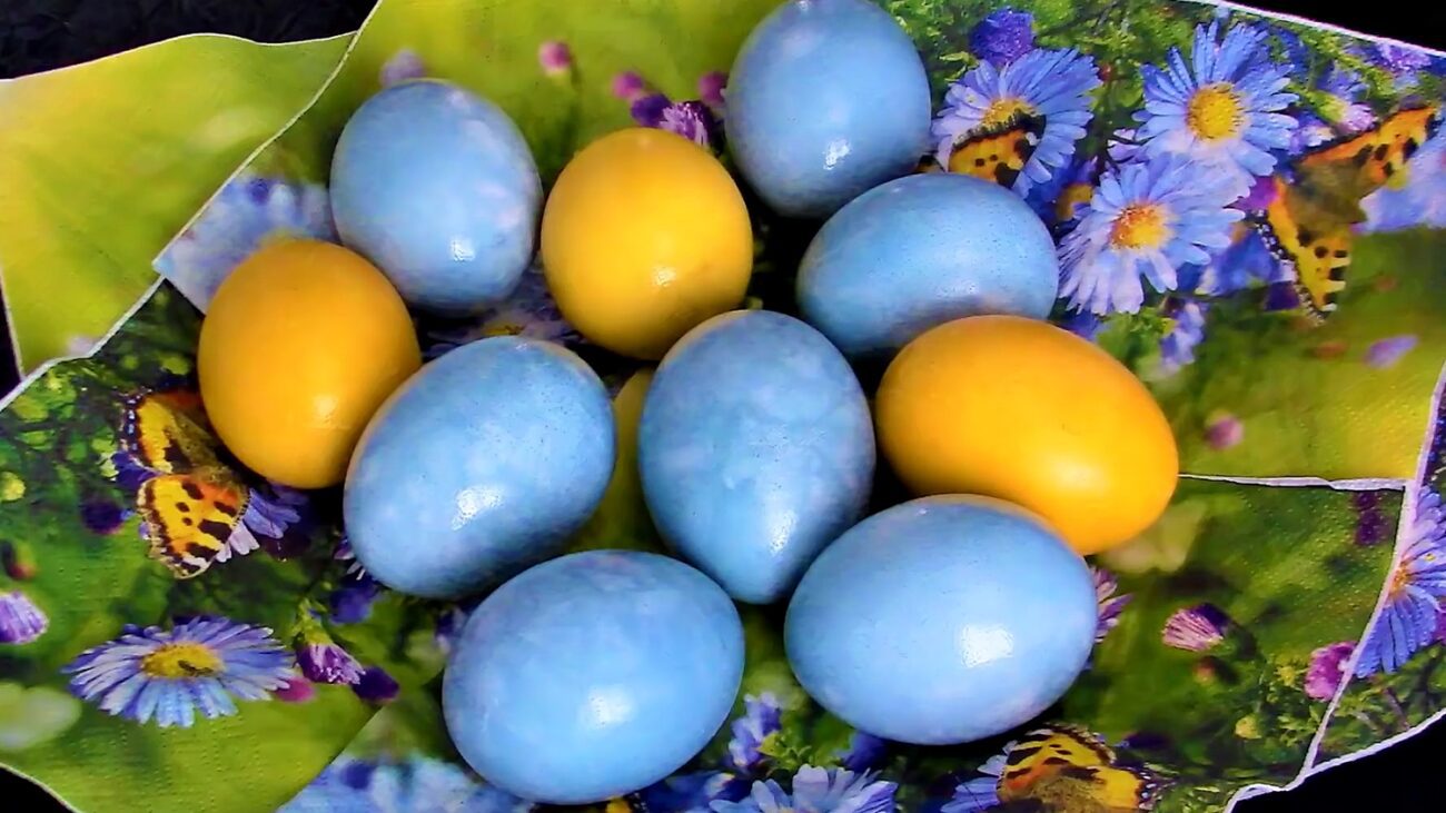 Майстри показали, як зробити патріотичні крашанки жовто-блакитного кольору