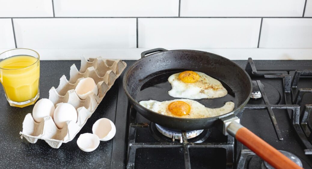Ми їх для користі, а вони лише шкодять: чому не можна додавати до яєчні ці 2 інгредієнти 