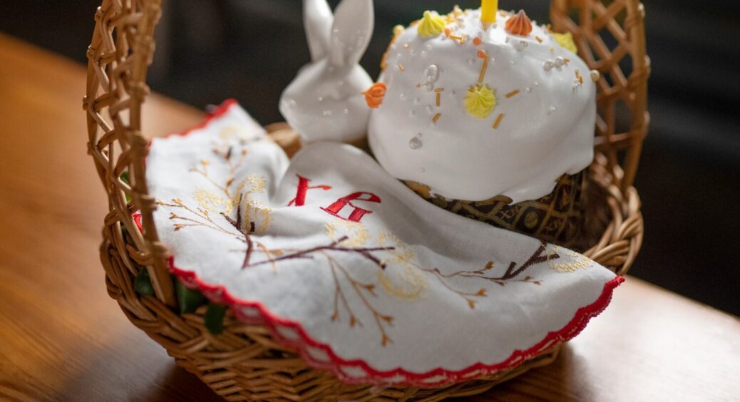 Щоб у церкві на Вас не дивилися косо: що не слід класти до великоднього кошика 2026 