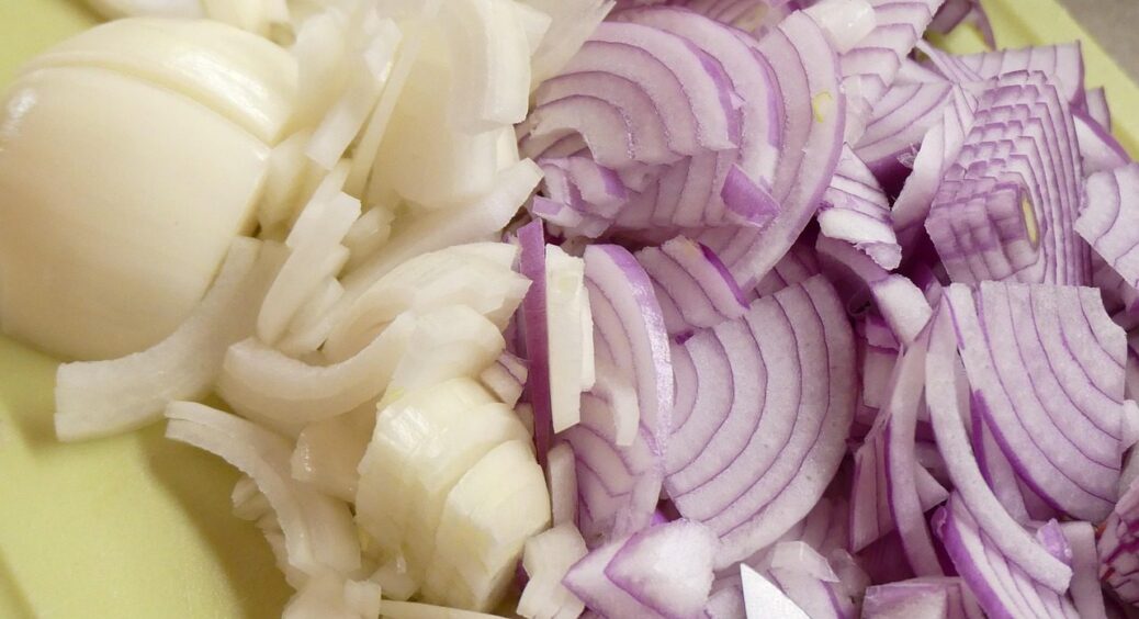 2 маленькі хитрощі із сіллю: як правильно смажити цибулю, щоб страва вдалася на славу 