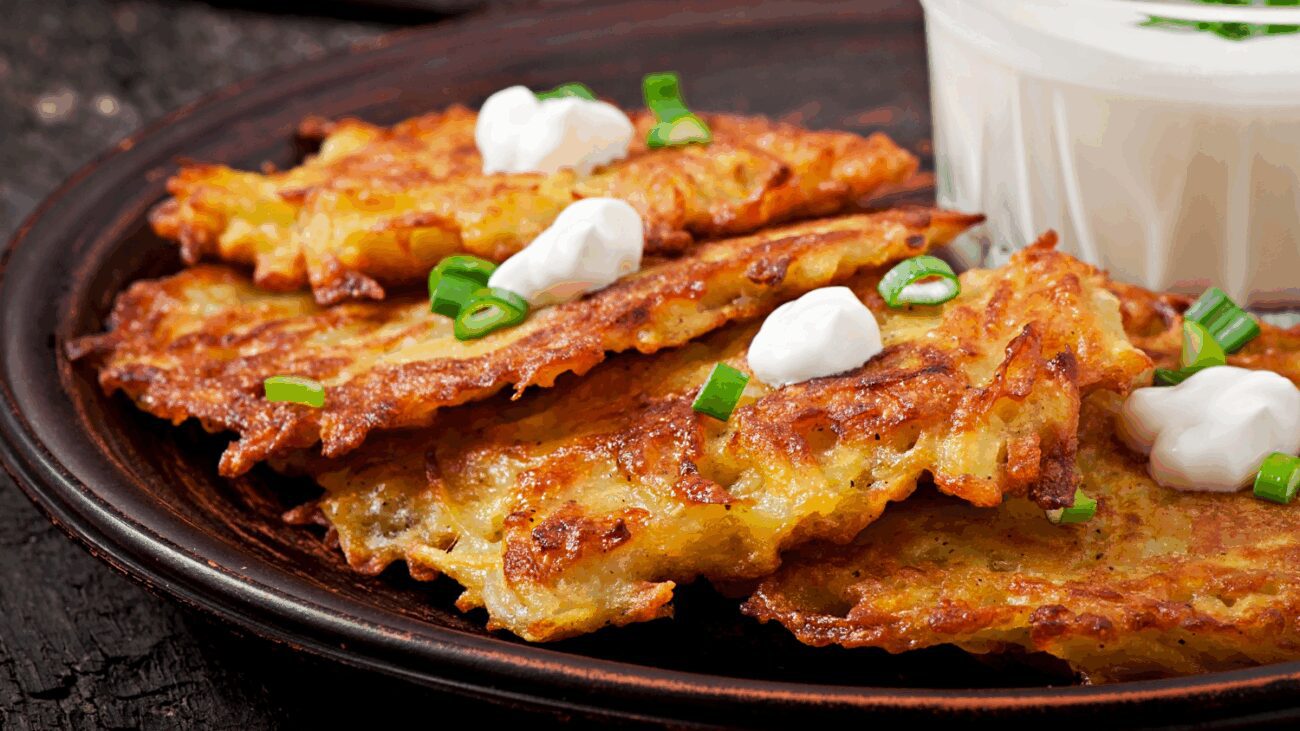 Кулінари розповіли, що додати до картоплі для смачних і ніжних дерунів