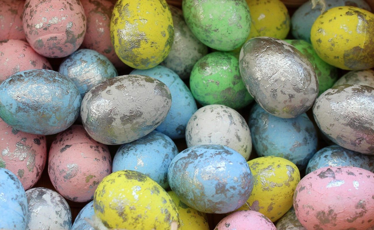 Господиня розповіла, як зробити ефектні крашанки на Великдень 2025  