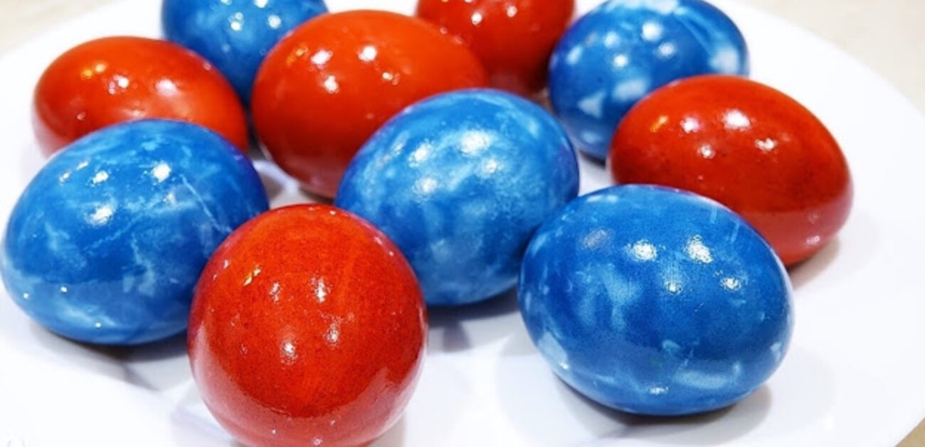 Господиня розповіла, як зробити червоні блискучі крашанки