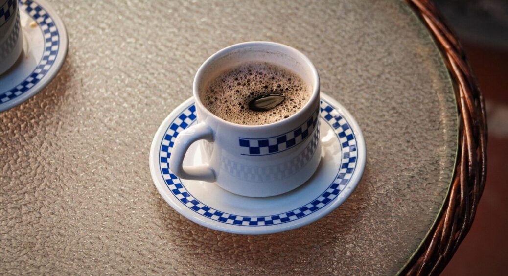 Що потрібно додавати до кави, щоб не старіти? Тренд 2025, про який знають всі красуні 