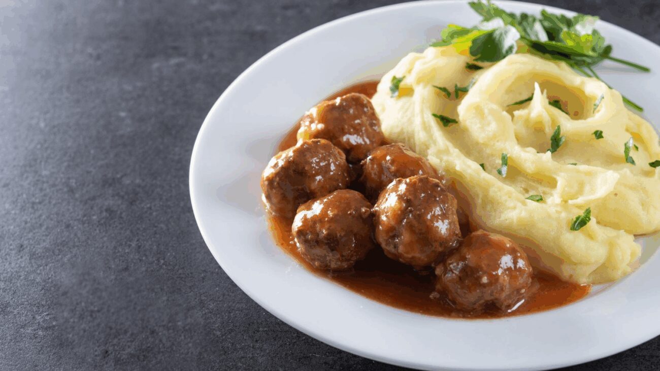 Господині поділилися рецептом бюджетного сніданку з картоплі та яєць