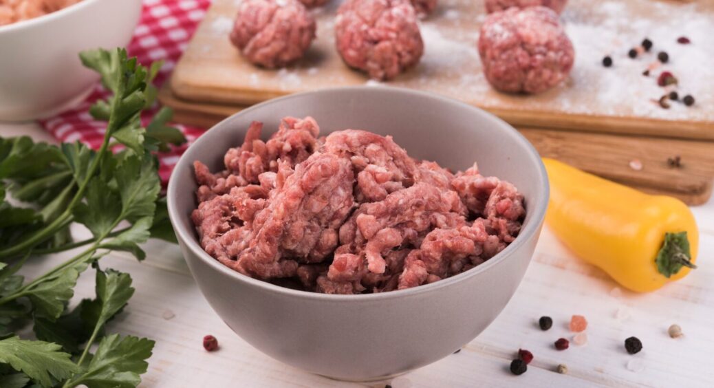 Фарш буде мегасоковитим: просто додайте в нього 50 г цього замороженого продукту 
