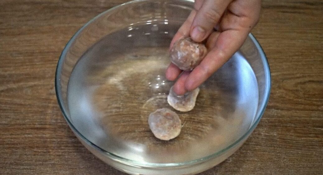 Льодяна вода у м’ясному фарші: чому цим лайфхаком користується 8 з 10 шеф-кухарів? 