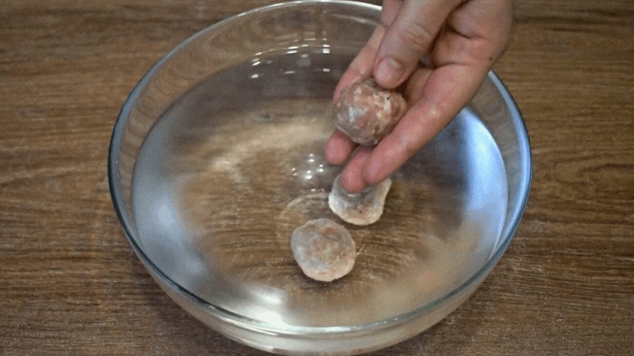 Шеф-кухарі пояснили, чому варто додавати крижану воду у фарш