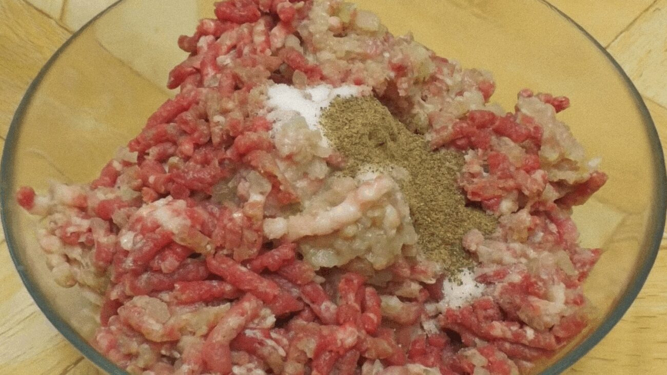 Шеф-кухарі пояснили, чому варто додавати крижану воду у фарш