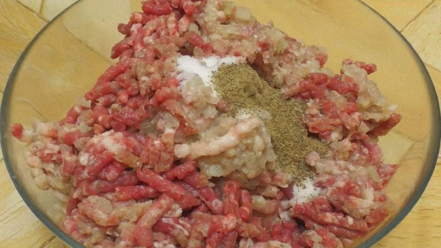 Шеф-кухарі пояснили, чому варто додавати крижану воду у фарш