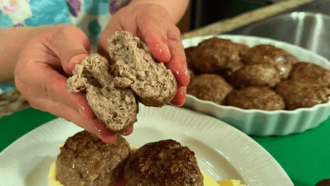 Шеф-кухарі пояснили, чому варто додавати крижану воду у фарш