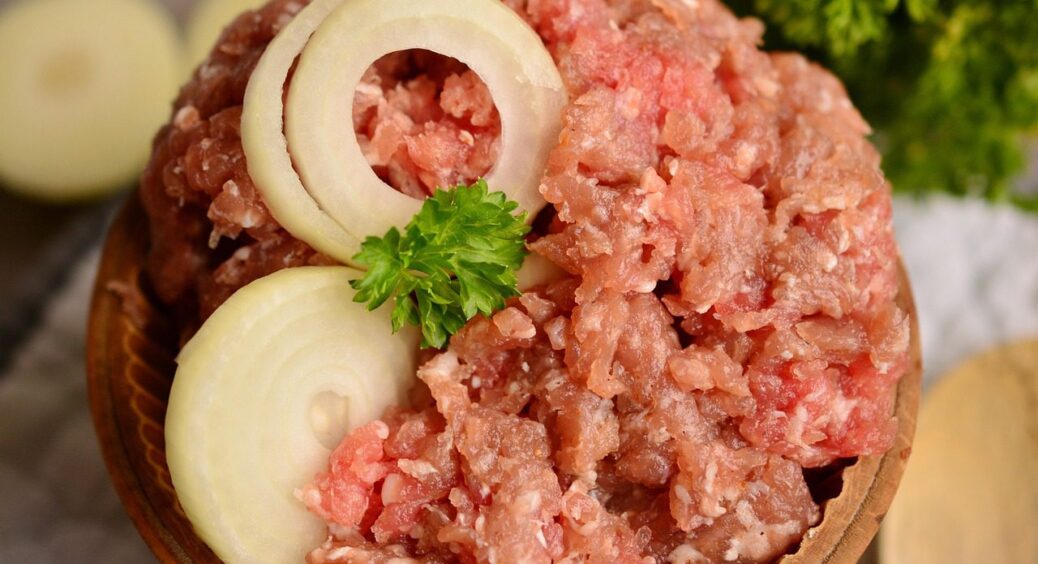 Що покласти до м’ясного фаршу, щоб він був соковитішим: лише 1 заморожений інгредієнт 